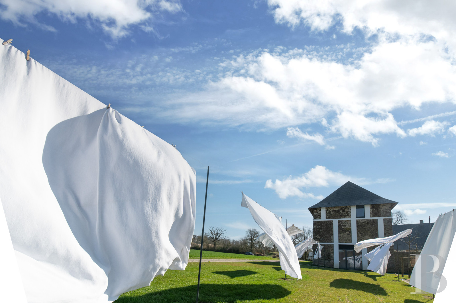 En Mayenne, au sud de Laval, un ancien établissement de blanchissage dans un domaine de 180 hectares - photo  n°1